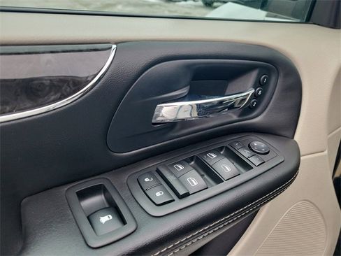 Used 2014 Chrysler Town & Country Limited image 20