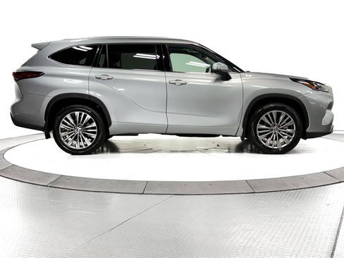Used 2024 Toyota Highlander Platinum image 13
