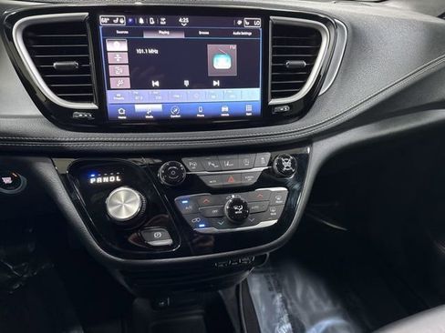 Used 2023 Chrysler Pacifica Touring-L w/ S Appearance Package image 19