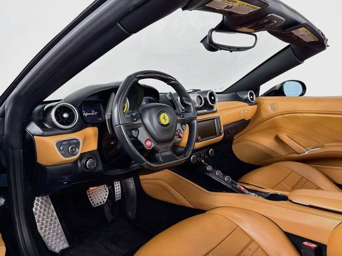 Used 2017 Ferrari California T RWD image 9