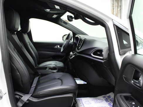Used 2025 Chrysler Voyager LX FWD image 17