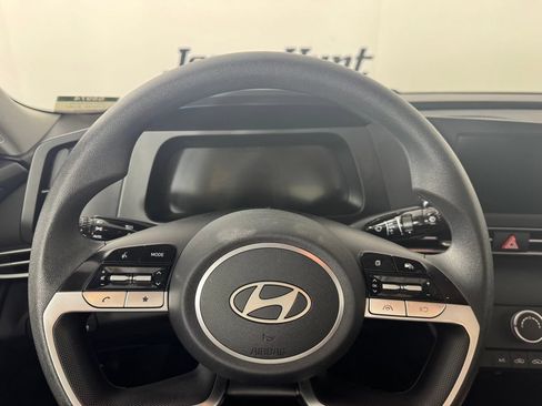Used 2025 Hyundai Elantra SE FWD image 12