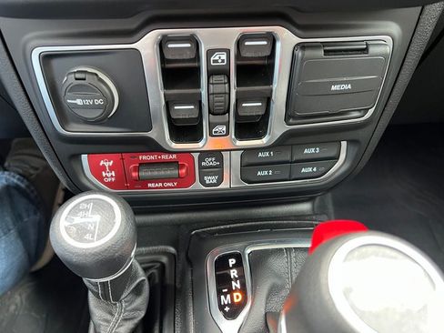Used 2025 Jeep Wrangler Unlimited Rubicon w/ Convenience Group AWD/4WD image 16