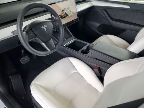 Used 2023 Tesla Model Y Long Range AWD/4WD image 17