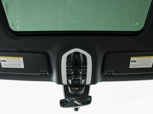 Certified 2026 Porsche Macan AWD/4WD image 20
