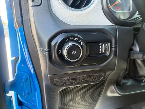 Used 2025 Jeep Wrangler Unlimited Sahara AWD/4WD image 29