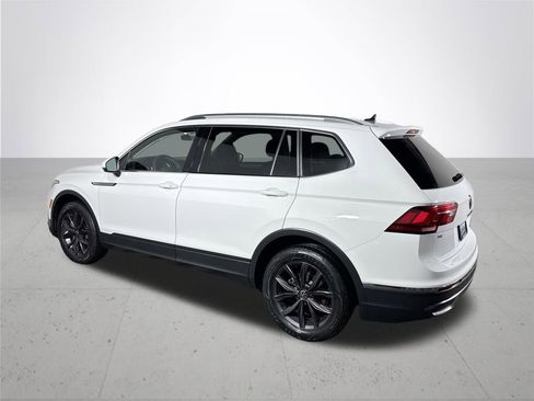 Certified 2022 Volkswagen Tiguan SE image 9