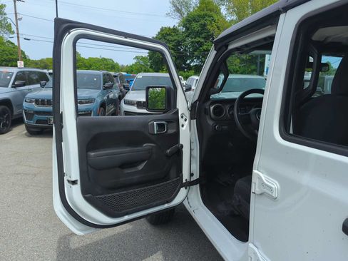 Used 2022 Jeep Gladiator Sport w/ Trailer Tow Package AWD/4WD image 11