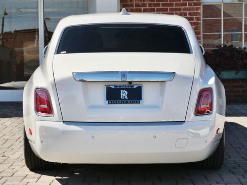 Used 2018 Rolls-Royce Phantom Sedan image 21