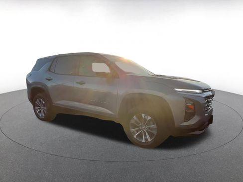 Used 2025 Chevrolet Equinox LT image 2