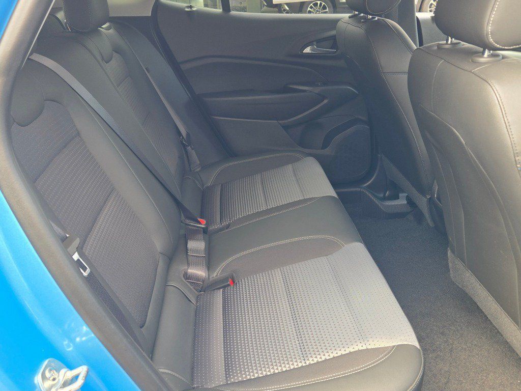 Used 2025 Chevrolet Trax LT FWD image 10