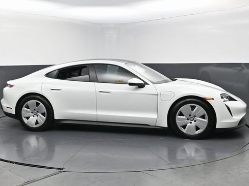 Used 2022 Porsche Taycan image 5