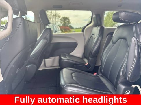 Used 2024 Chrysler Pacifica Touring-L FWD image 13