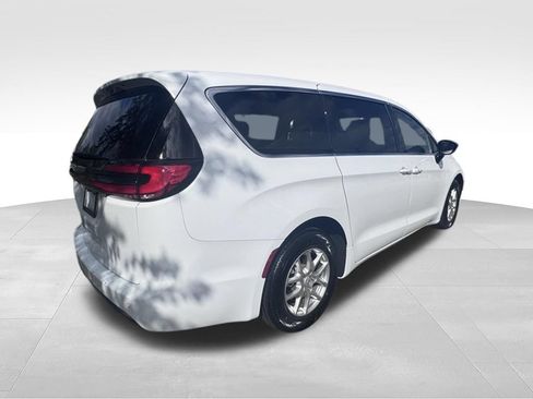 Used 2025 Chrysler Pacifica Select FWD image 7