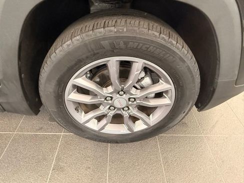 Used 2024 GMC Terrain SLT image 39