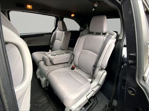Used 2018 Honda Odyssey EX image 16