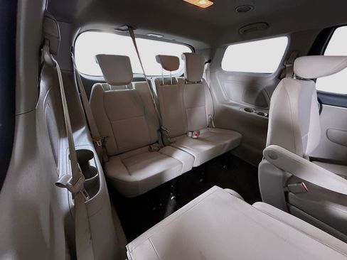 Used 2019 Kia Sedona L FWD image 38