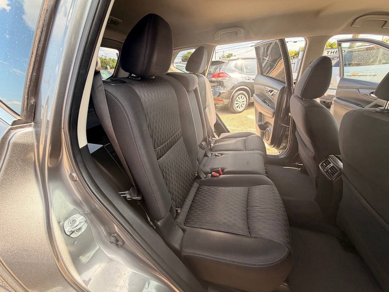 Used 2017 Nissan Rogue SV FWD image 17