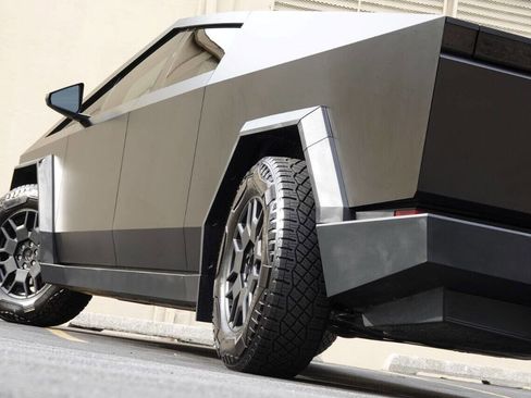 Used 2024 Tesla Cybertruck AWD Crew Cab image 79