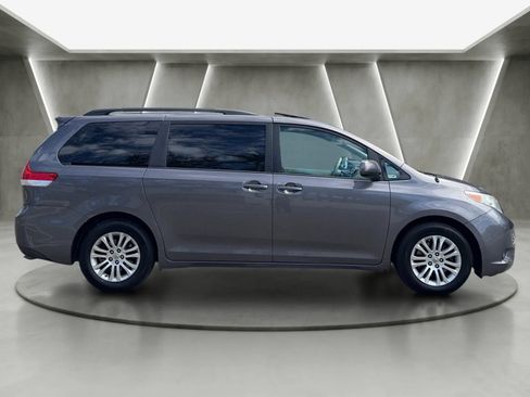 Used 2014 Toyota Sienna XLE FWD image 2