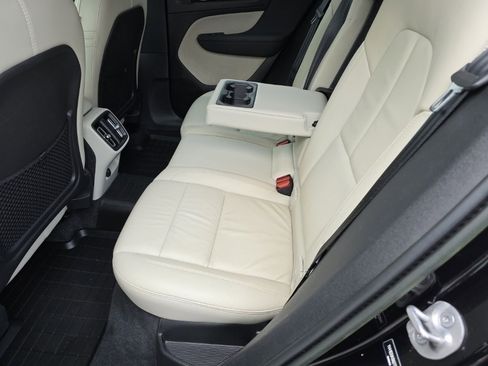 Used 2022 Volvo XC40 T5 Momentum image 11