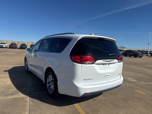 Used 2018 Chrysler Pacifica Limited image 11