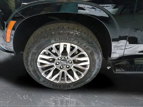 Used 2025 Chevrolet Suburban Z71 AWD/4WD image 33