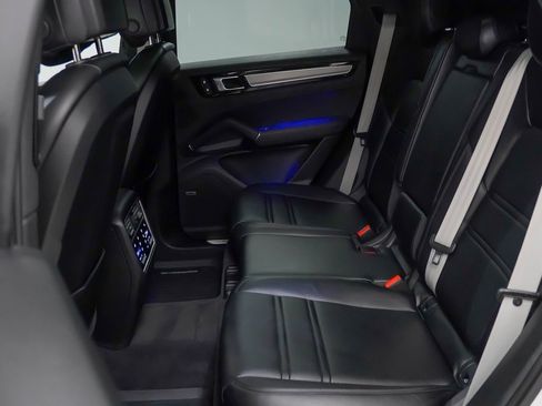 Certified 2023 Porsche Cayenne Platinum Edition image 18