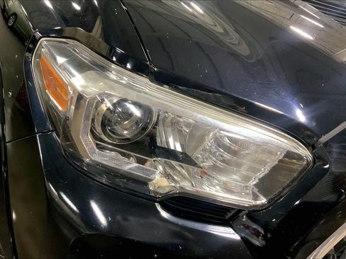 Used 2018 Toyota Tacoma TRD Sport AWD/4WD image 28