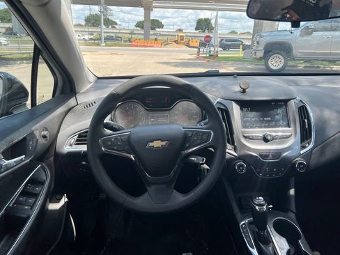 Used 2018 Chevrolet Cruze LT FWD image 13