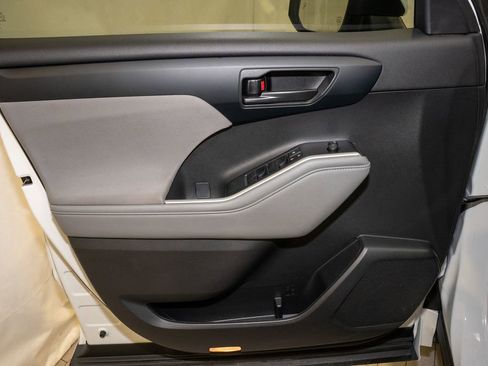 Used 2023 Toyota Highlander LE image 13