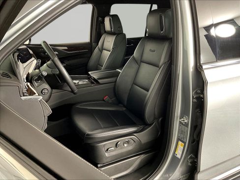 Used 2024 Cadillac Escalade Luxury w/ LPO, Floor Liner Package AWD/4WD image 21