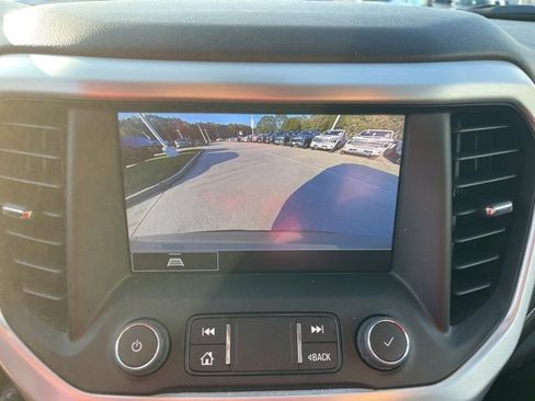 Used 2023 GMC Acadia SLT w/ Preferred Package image 24