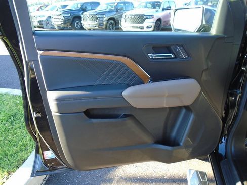 Used 2025 GMC Canyon Denali AWD/4WD image 6