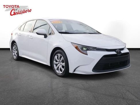 Used 2023 Toyota Corolla LE image 3