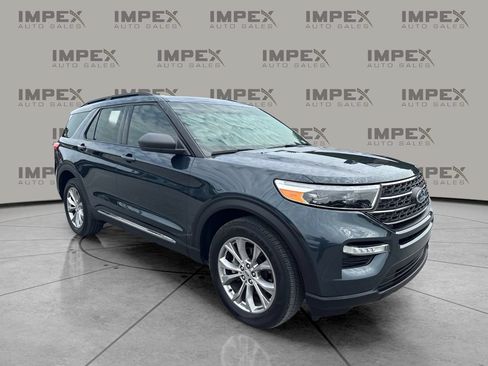Used 2024 Ford Explorer XLT w/ Equipment Group 202A AWD/4WD image 4