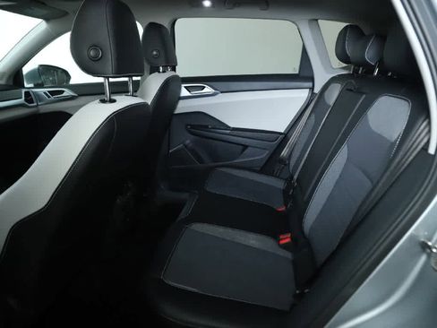 Used 2025 Volkswagen Taos SE w/ Panoramic Sunroof Package AWD/4WD image 14