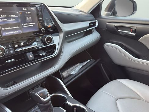 Used 2021 Toyota Highlander XLE image 18