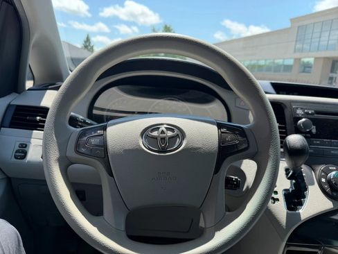 Used 2013 Toyota Sienna LE FWD image 27