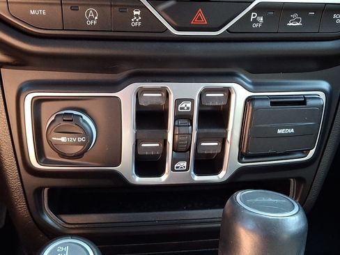 Used 2020 Jeep Gladiator Overland AWD/4WD image 24