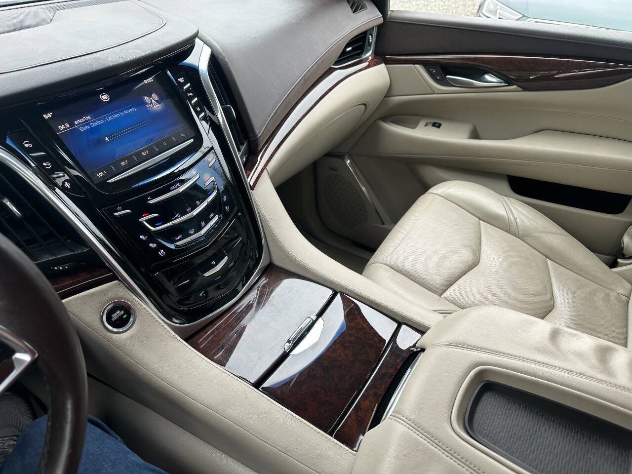 Used 2015 Cadillac Escalade ESV Luxury AWD/4WD image 29