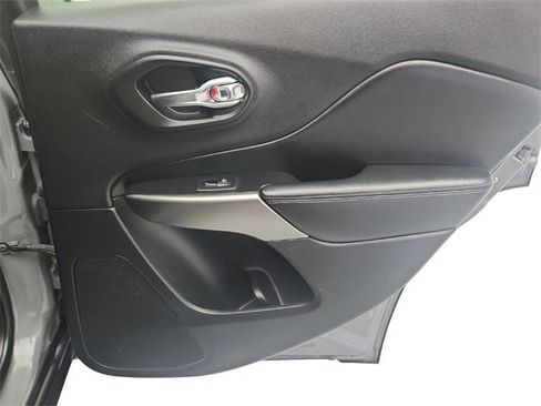 Used 2020 Jeep Cherokee Limited image 25