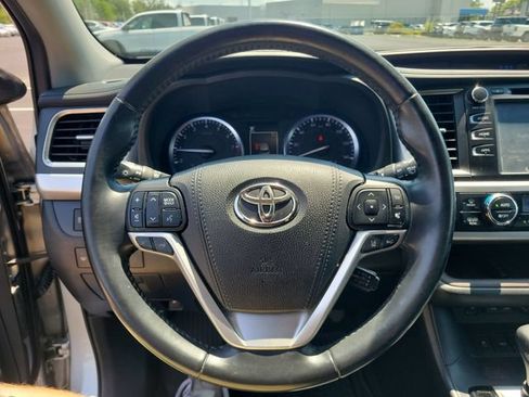 Used 2019 Toyota Highlander XLE AWD/4WD image 32