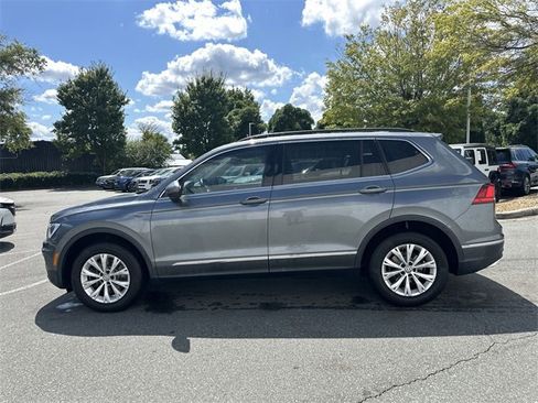 Used 2018 Volkswagen Tiguan SE w/ Panoramic Sunroof Package image 2
