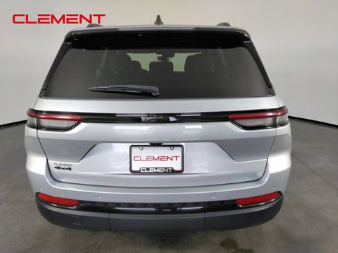 Used 2023 Jeep Grand Cherokee Altitude AWD/4WD image 6