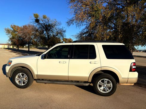 Used 2010 Ford Explorer XLT image 3