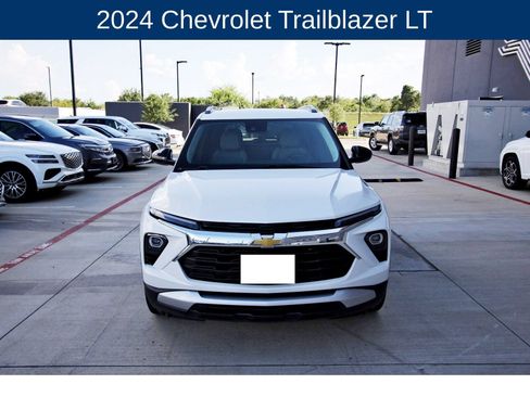 Used 2024 Chevrolet TrailBlazer LT w/ Driver Confidence Package FWD image 2