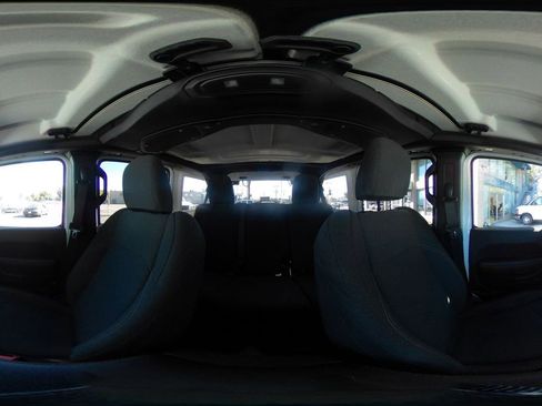 Used 2025 Jeep Wrangler Sahara image 41