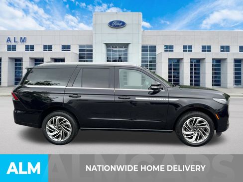 Used 2025 Lincoln Navigator Reserve AWD/4WD image 4