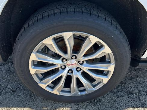 Used 2021 GMC Yukon Denali w/ LPO, Illumination Package image 11